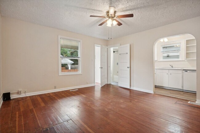 Building Photo - Charming Bungalow