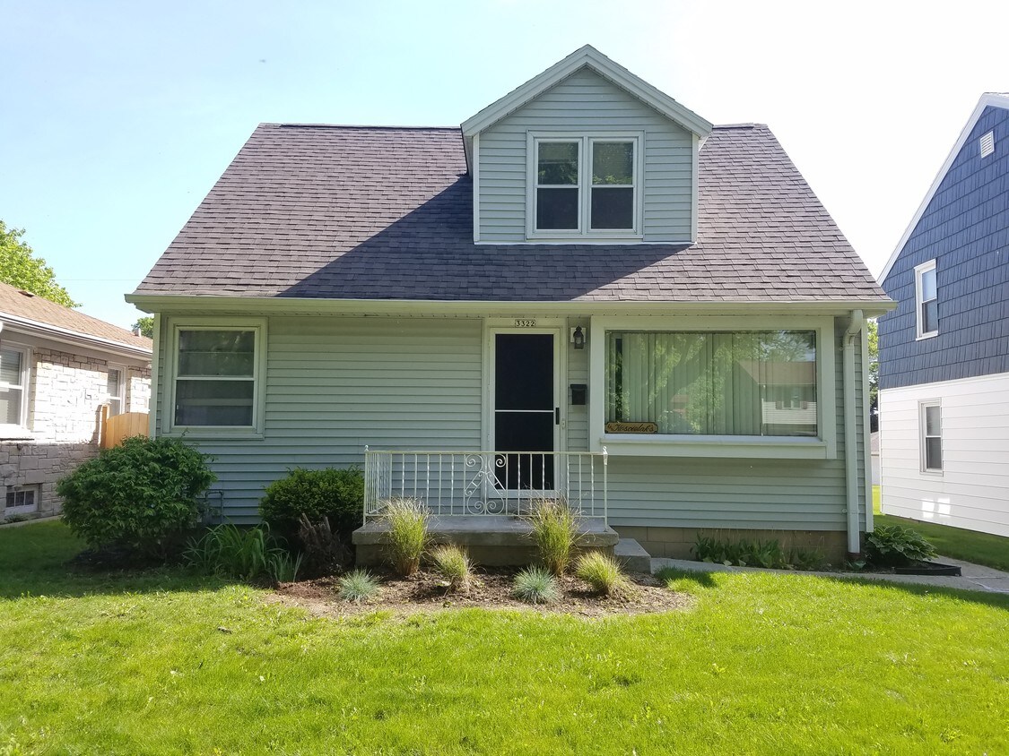 3322 W Poe St Unit Upper, Milwaukee, WI 53215 Apartment for Rent in