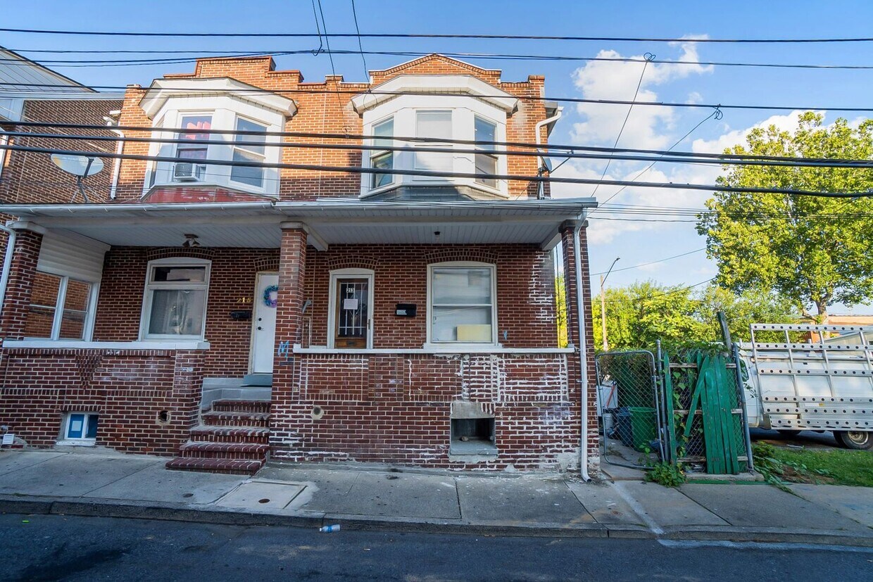 Foto principal - ? Spacious 3-Bedroom Home in Allentown – M...
