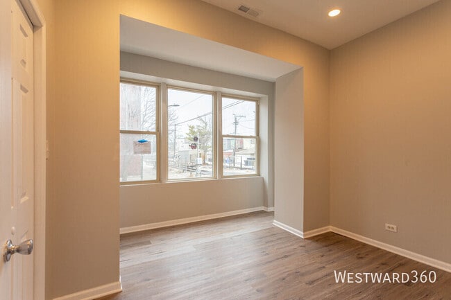 Foto del edificio - 4656 N Albany Ave