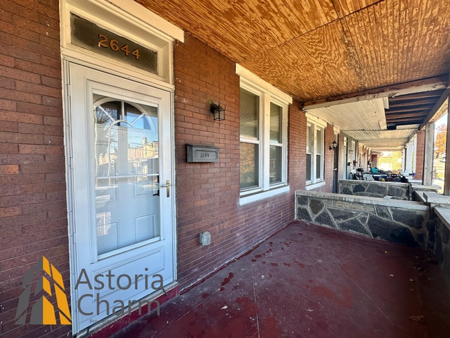 Building Photo - 3 Bedroom or 2 Bedroom with Den featuring Fenced Yard and Updated Kitchen