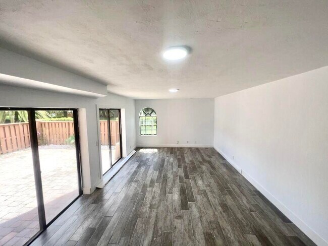 Foto del edificio - 8104 Severn Dr