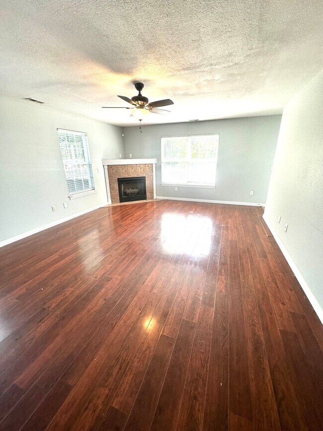 Foto del edificio - Large 3 BR 2.5 BA In Bentonville!