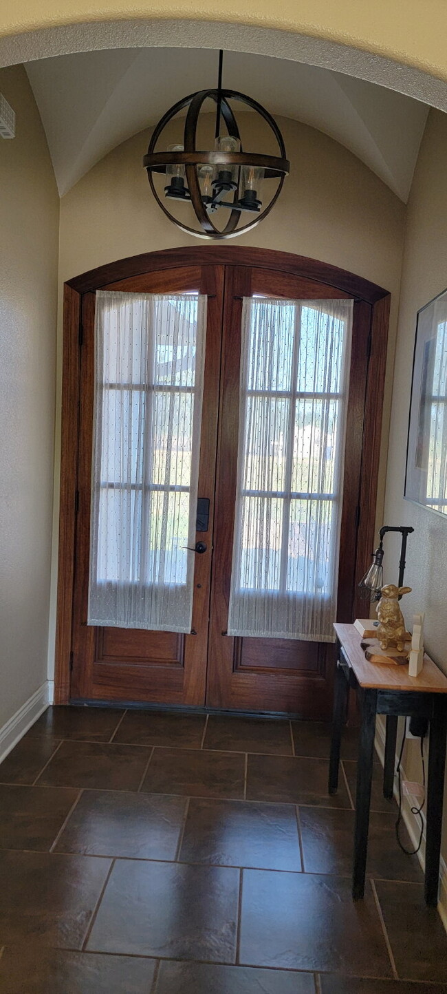 Foto del edificio - 4 bedroom, 2 bath house on 1 acre, 10 minu...