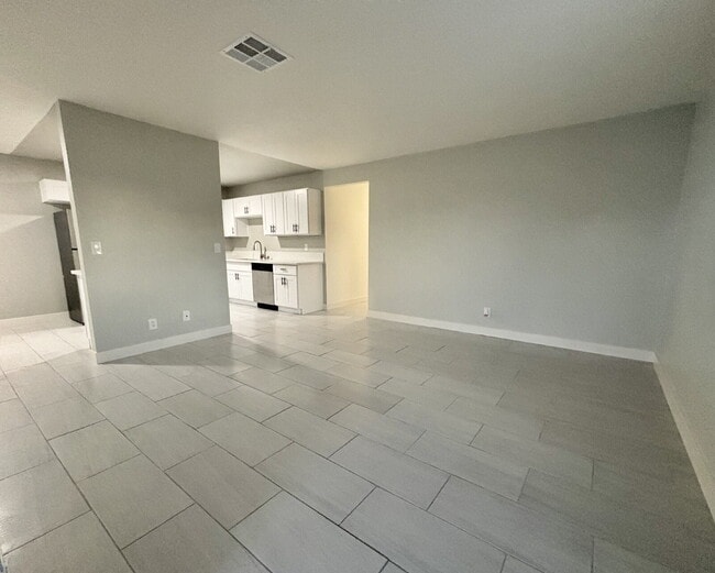 Foto del edificio - Updated Unit with Vinyl Floors & Stainless...