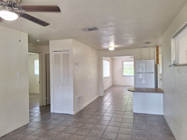 Building Photo - 2BR 1.5BA SINGLE FAMILY HOME-EDGEWATER