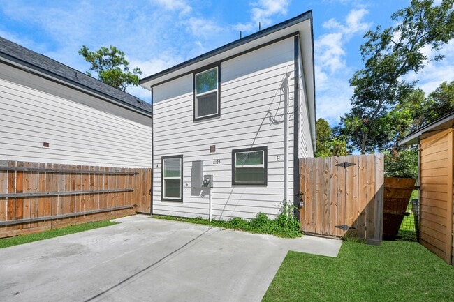 Building Photo - 8125 Laura Koppe Rd