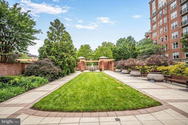 Foto del edificio - 12500 Park Potomac Ave