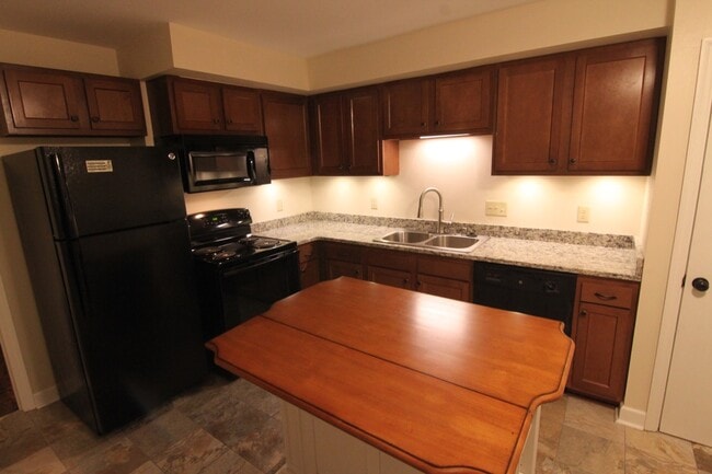 Building Photo - 853 Thackeray Trl