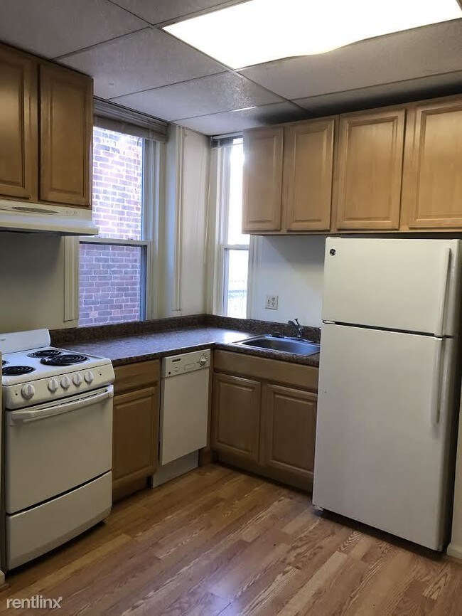 Building Photo - 2 br, 1 bath  - 135 Howe St Apt A A