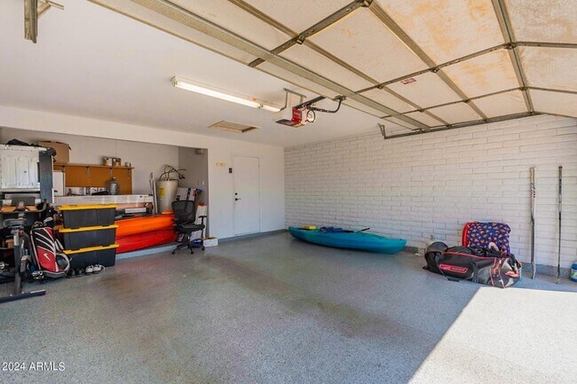 Building Photo - Modern 3 bed home with POOL!