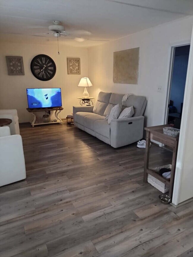 Foto del edificio - ask about Owner financing available