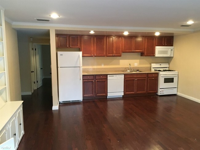 Building Photo - 114 N Almont Dr