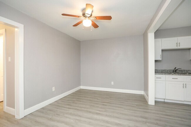 Foto del edificio - 8127 Colonial Ln