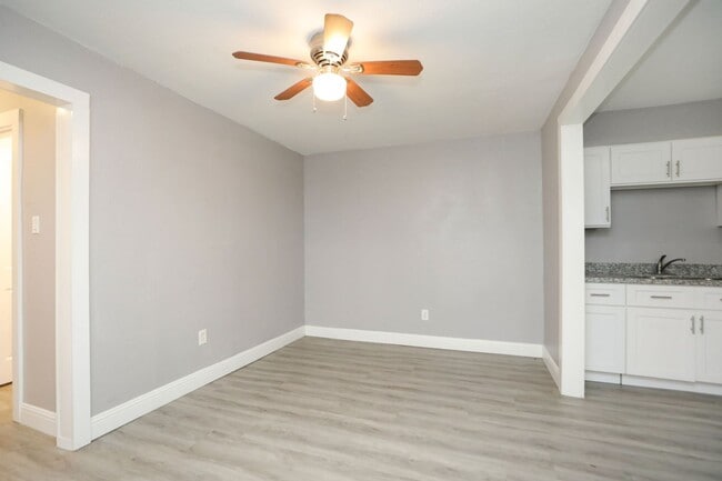 Building Photo - For Lease-Housing Vouchers Accepted | 2 Bed, 1 Bath | 800 Sq Ft | Sunnyside Place Community |