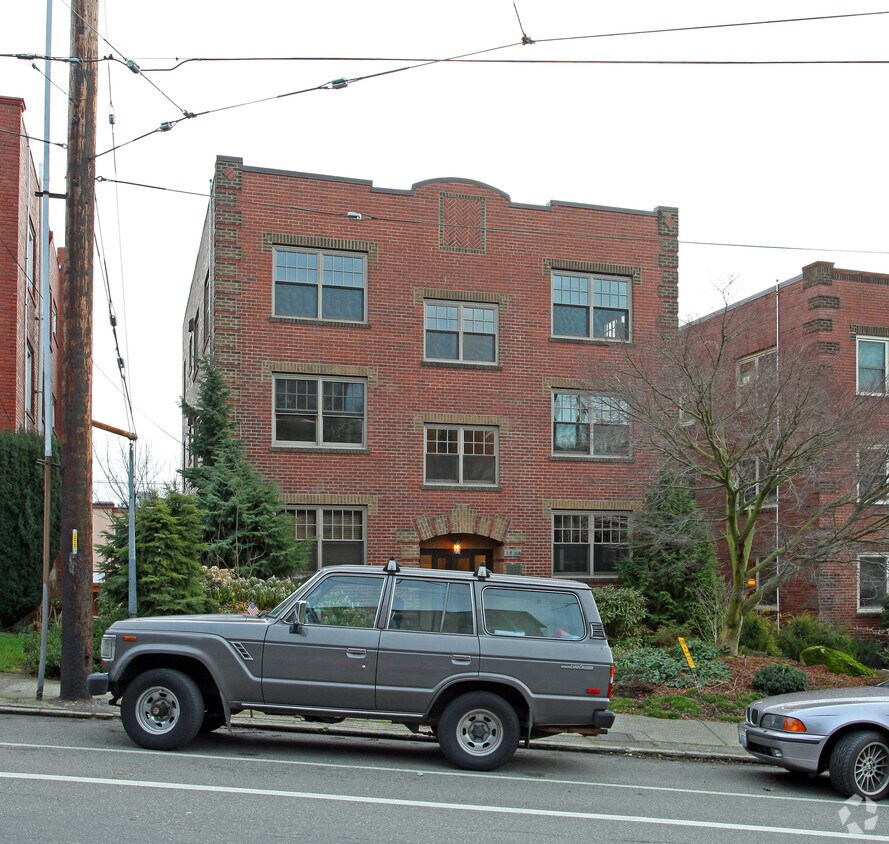 Primary Photo - Aladdin Apartments