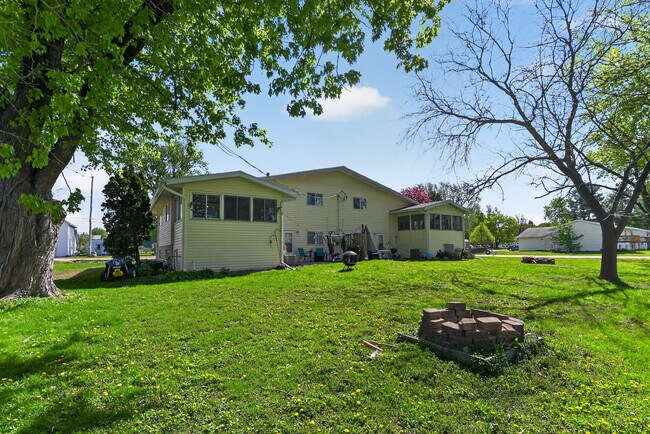 Foto del edificio - 7827 Clinton Rd