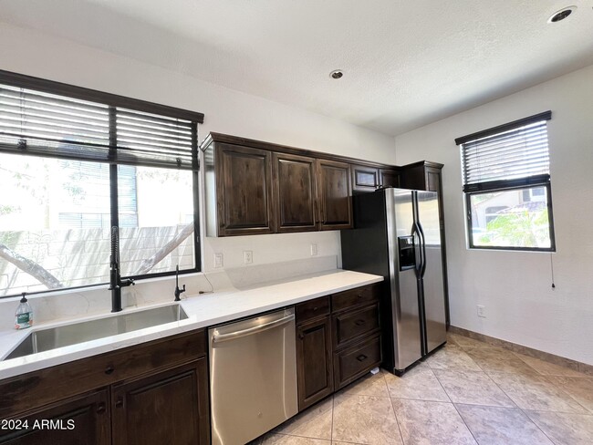 Foto del edificio - 9142 E Laurel Ln