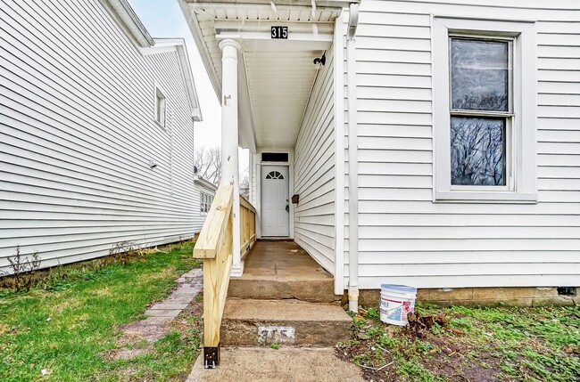 Building Photo - Newly Renovated Home in Lindenwald!