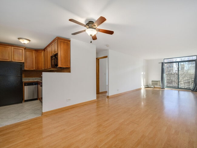 Building Photo - 3900 N Pine Grove Ave