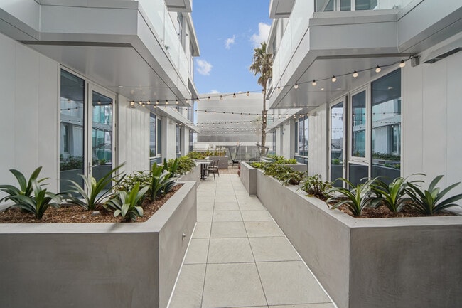 Building Photo - Willow Santa Monica