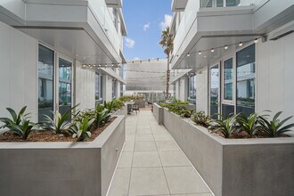 Building Photo - Willow Santa Monica