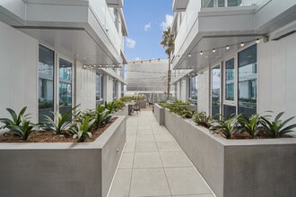 Building Photo - Willow Santa Monica