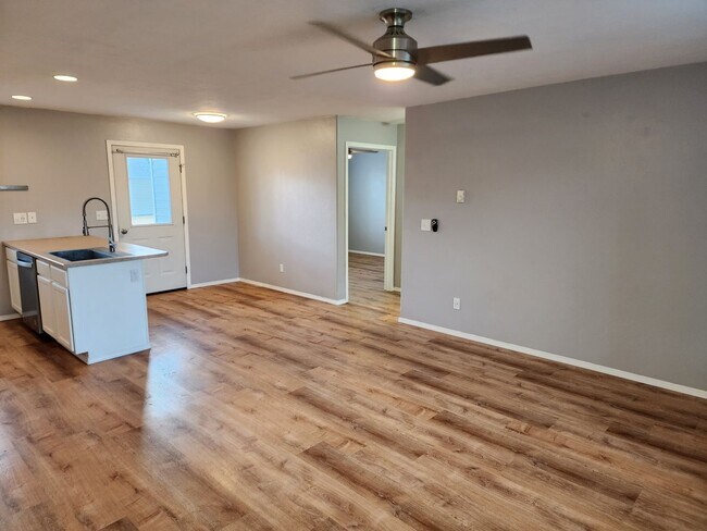 Building Photo - Updated Two Bedroom 1 Bath Apartment for R...