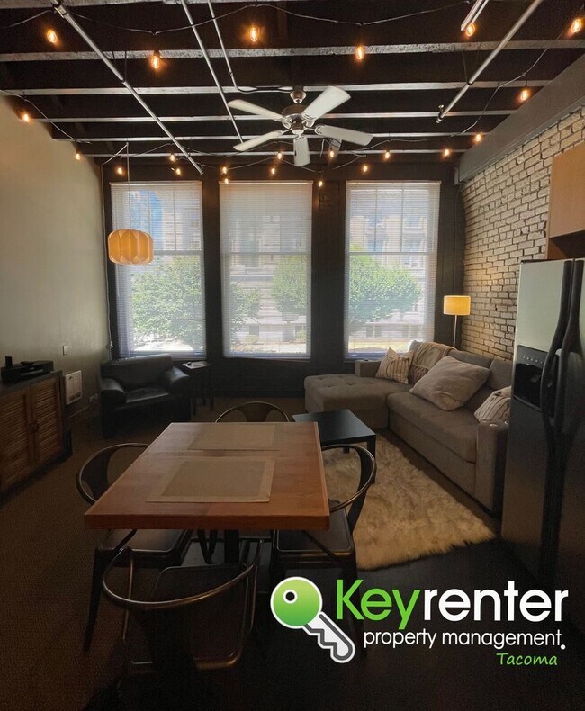 Building Photo - Breathtaking Condo in the Heart of Downtow...