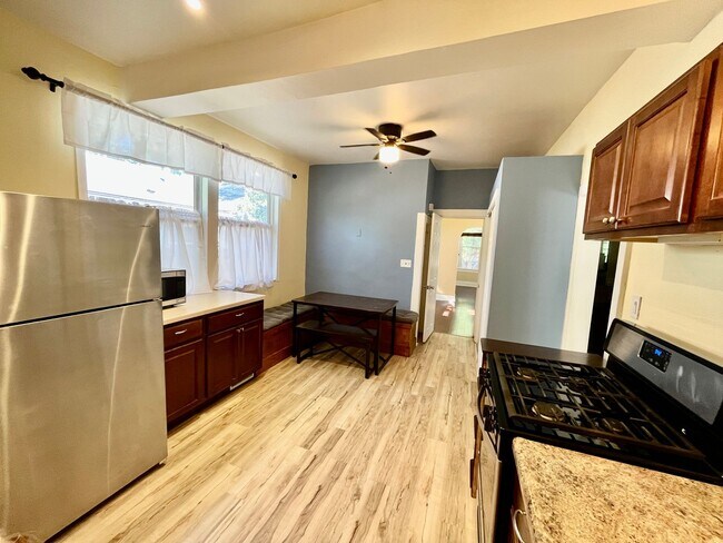 Building Photo - Updated 2 Bedroom Downtown Home!