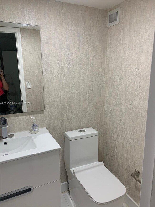 Foto del edificio - 16909 N Bay Rd