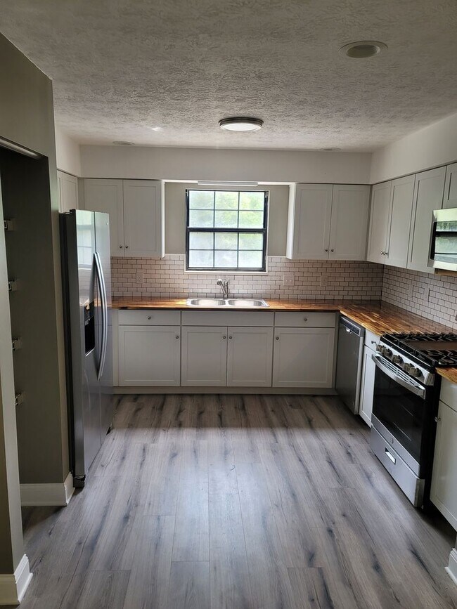 Building Photo - COMPLETELY RENOVATED 2 BDRM, 2 BATH UPSTAI...