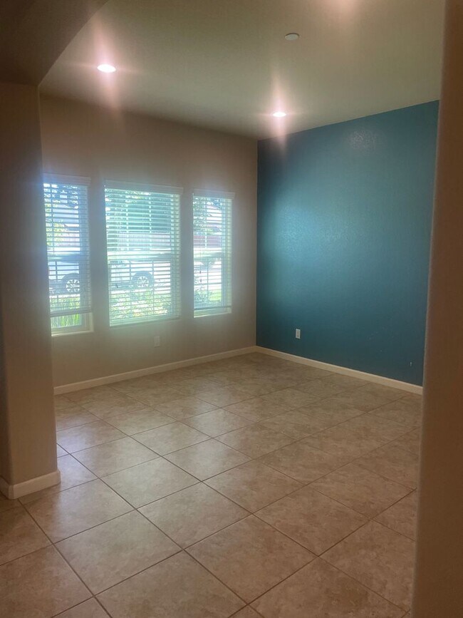 Building Photo - Beautiful home