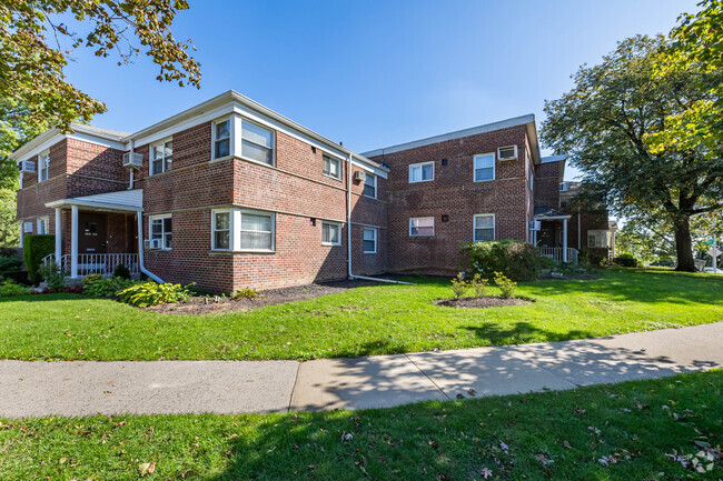 Building Photo - Holliswood Gardens