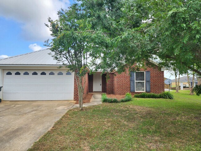 Building Photo - 3/2 conveniently located between Fairhope ...
