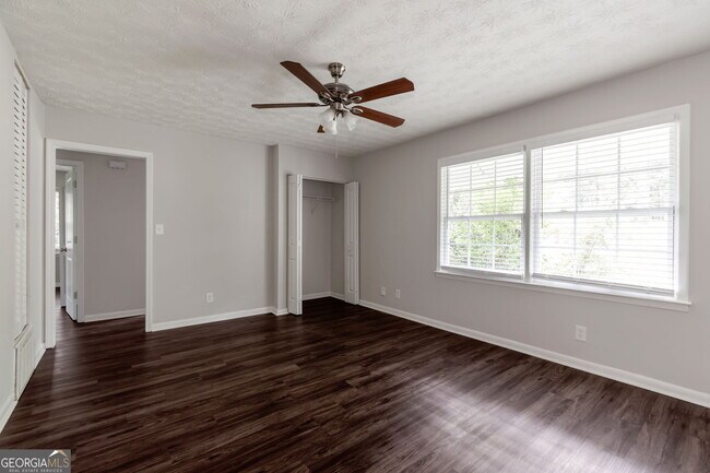 Building Photo - 2364 Peachwood Cir NE