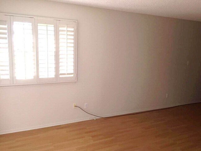 Building Photo - Epic RE . - Bright- open floor plan - -CLO...