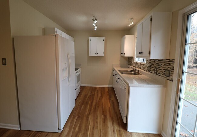 Foto del edificio - 2655 Stratford Lake Rd
