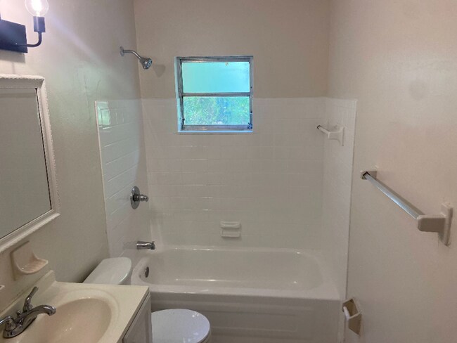 Foto del edificio - 8420 N Brooks St