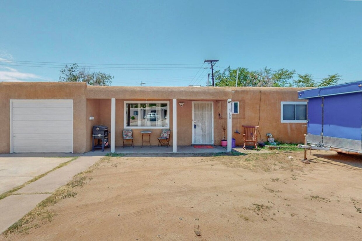 Primary Photo - AVAILABLE NOW Cozy 4 bed -1 bath - Close t...