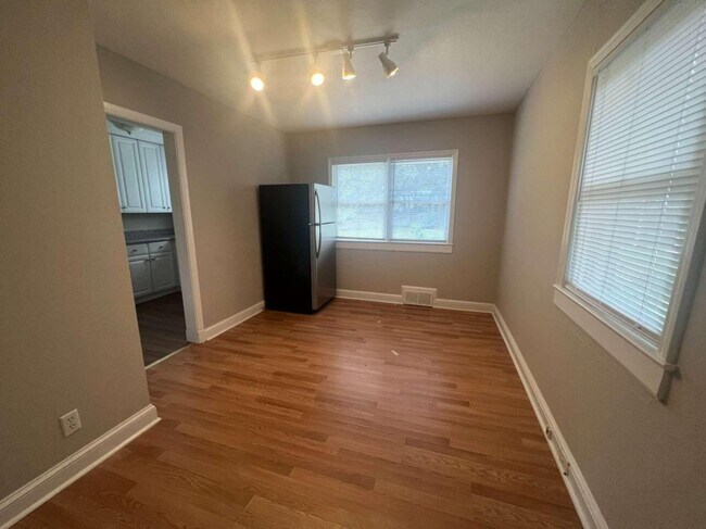 Building Photo - 629 Simmons St