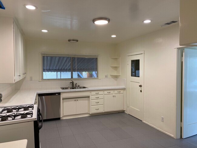 Kitchen - 1125 Huntington Dr