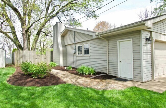Foto del edificio - 3 bed 2 bath with attached garage and fenc...