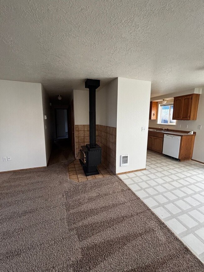 Building Photo - 3 bed 2 bath home located in Northeast Bend, close to parks, trails, and shopping