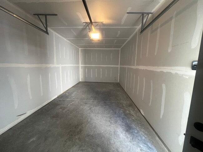 Building Photo - 402 4th St E