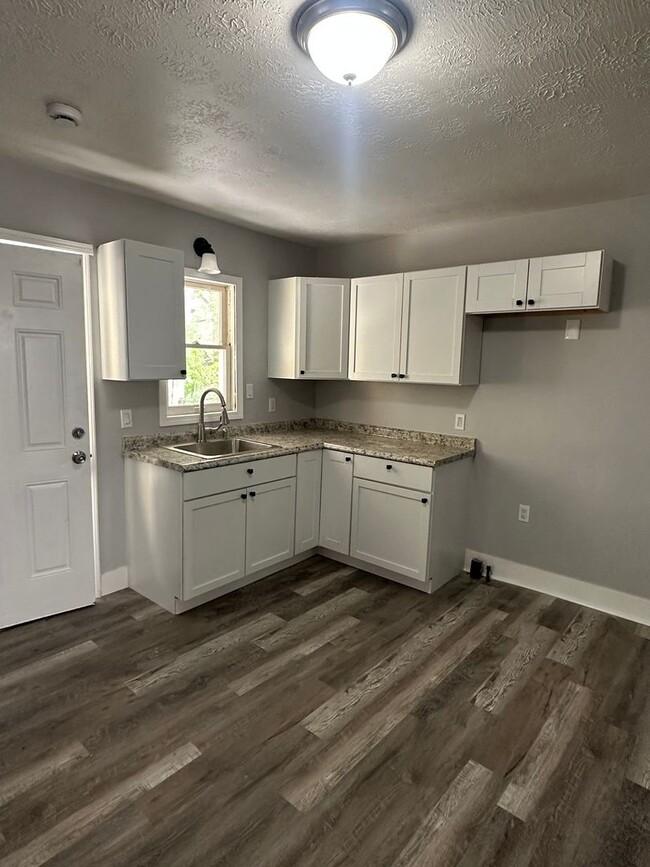 Building Photo - Warner Rd 4 Bedroom Single Cash Pay