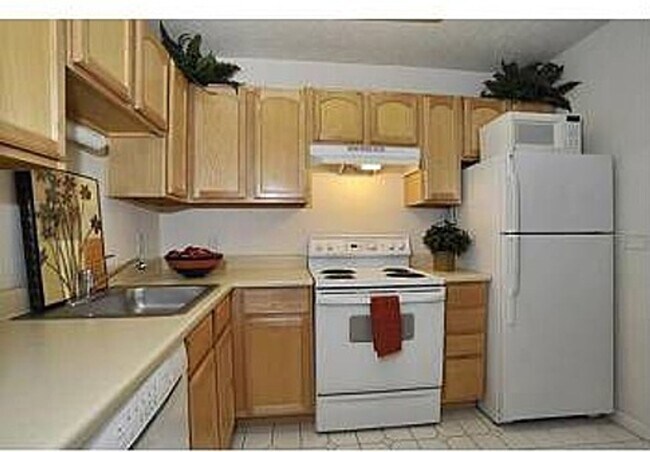 Building Photo - Great 1 bedroom Condo- Garage Parking and ...
