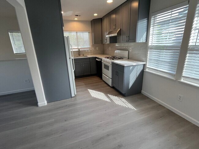 Cocina - 1671 E Gate Way