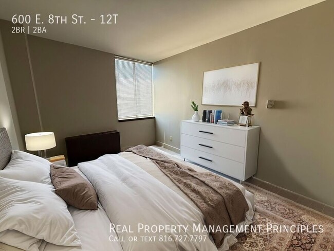 Building Photo - 600 E 8th St