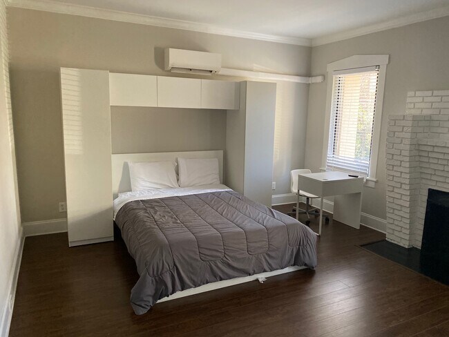 Cama tamaño Queen con armario y espacio de almacenamiento. - The Residence at 1743 N Decatur